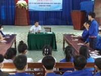 Thầy Trương Quốc Đại - Phó Hiệu trưởng nhà trường lắng nghe ý kiến của các em học sinh