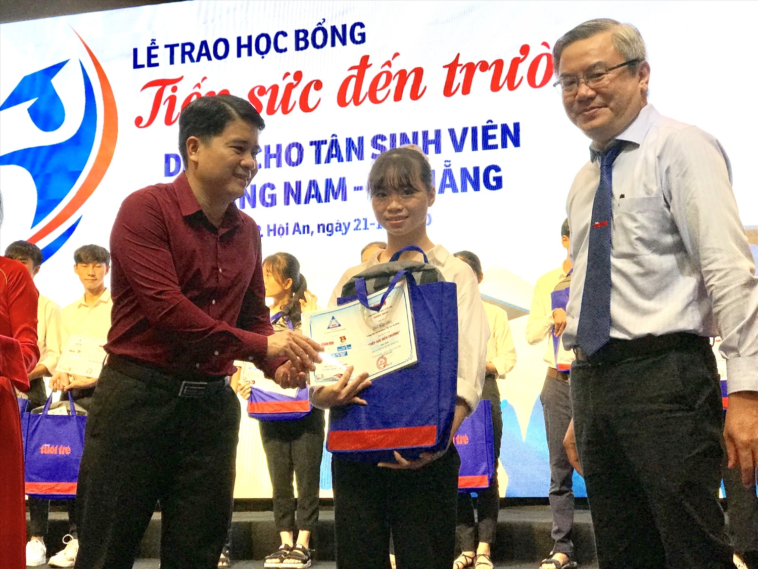 Phó Chủ tịch UBND tỉnh Trần Văn Tân trao học bổng cho tân sinh viên. Ảnh: Q.T