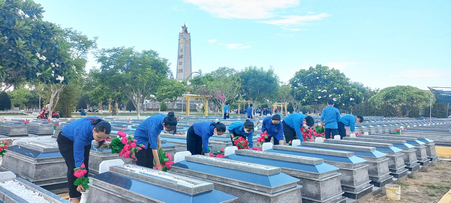 Dâng hoa tại Nghĩa trang liệt sĩ TP Hội An