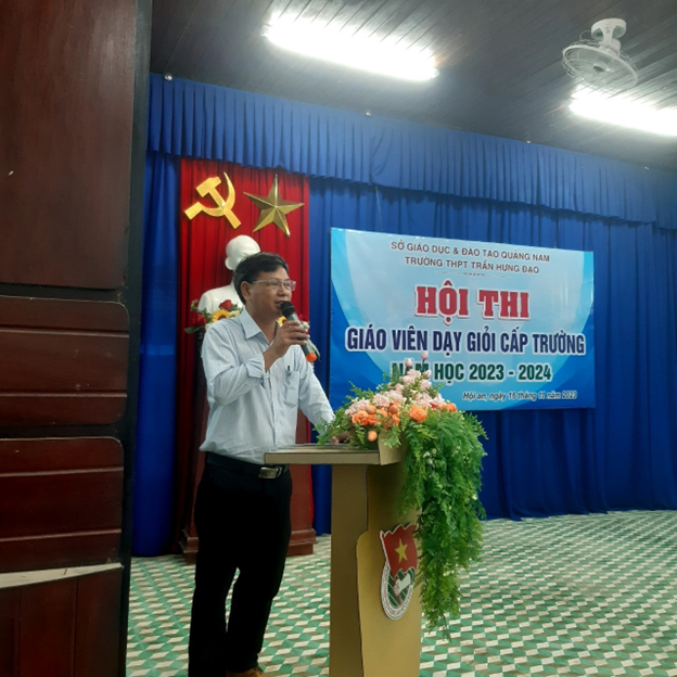 Thầy Hiệu trưởng Nguyễn Quang tuyên bố khai mạc hội thi GVG