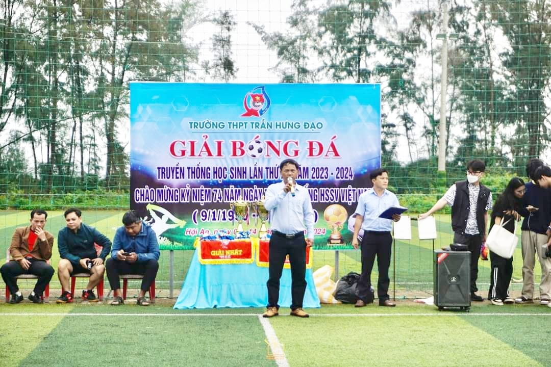 Thầy Nguyễn Quang-Hiệu trưởng phát biểu khai mạc giải đấu