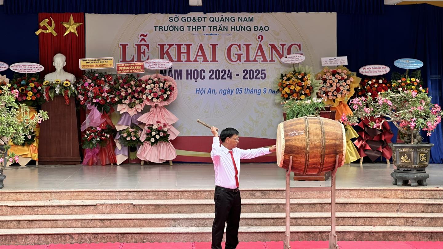 Thầy giáo Nguyễn Quang -Hiệu trưởng đánh trống khai giảng năm học 2024-2025.