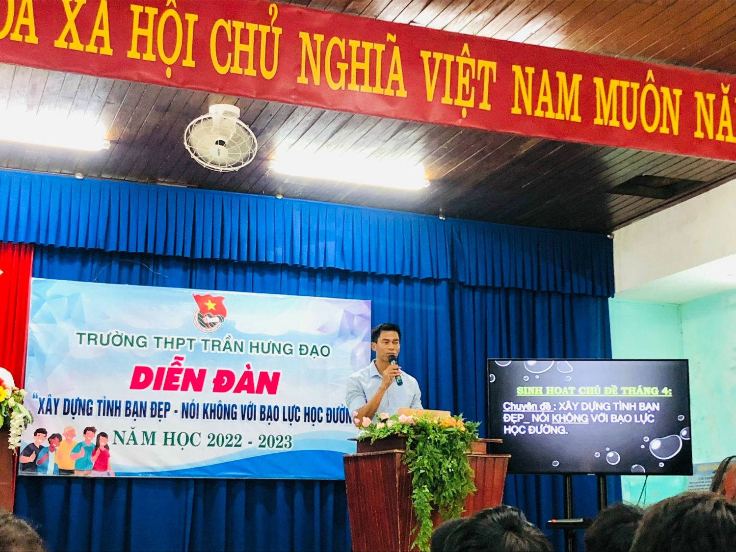 Bí thư Đoàn trường Nguyễn Hồng Ánh tuyên truyền nội dung trong Diễn đàn